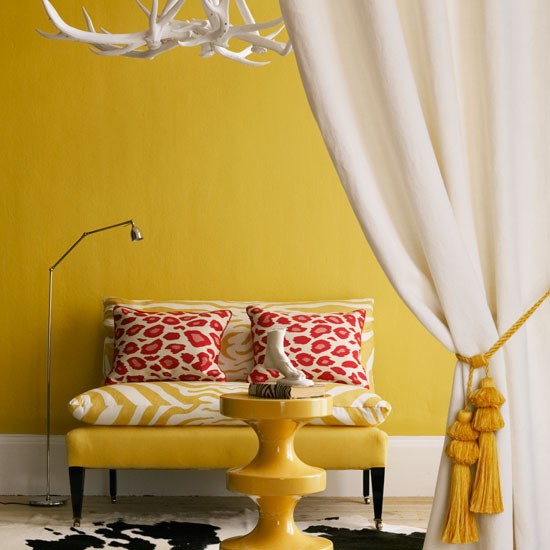 aménagement-salon-éléments-campagnards-ambre-jaune-blanc-rouge
