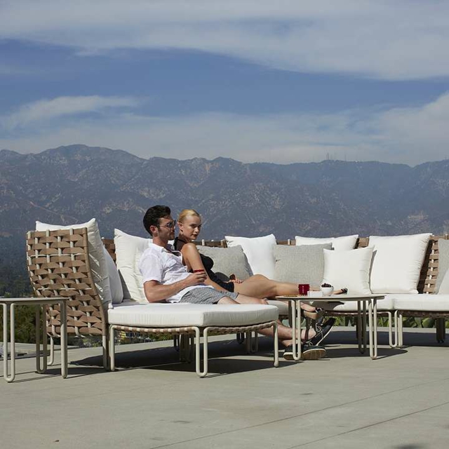 aménagment-jardin-coin-détente-mobilier-résine-métal-coussins-blancs