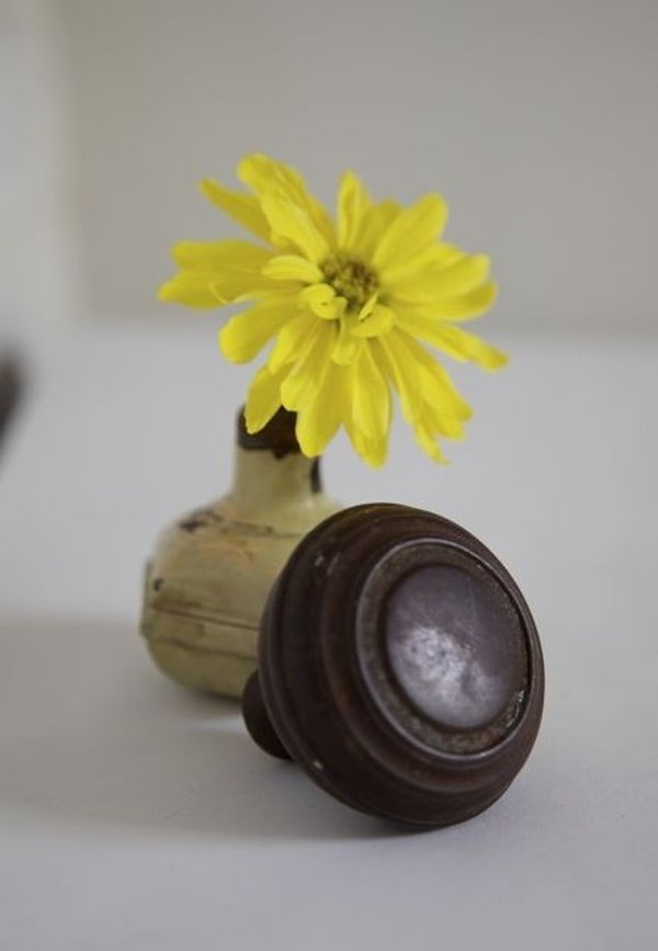 anciennes-poignées-rondes-style-vintage-mini-vases-fleurs