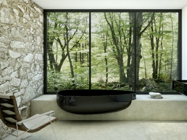 baignoire-ovale-noir-papier-peint-forêt