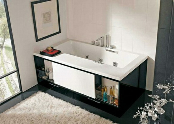 salle de bains avec baignoire rectangulaire-espace-stockage