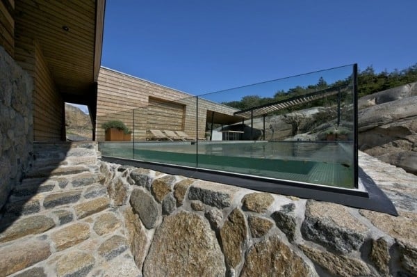 balustrade-piscine-jardin-verre-sol-pierre-naturelle-palissade-bois
