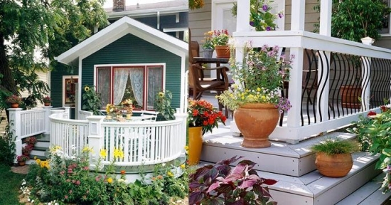balustrade-terrasse-décorative-blanche-fleurs
