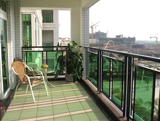 balustrade-terrasse-verre-grise-décorative