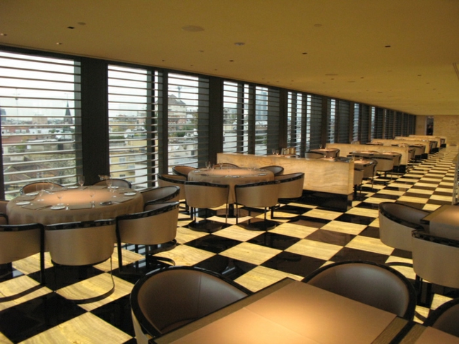 beau-aménagement-de-salon-Armani-restaurant-sol-damier