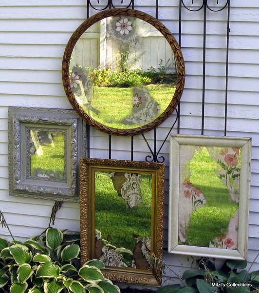 belle-déco-jardin-miroirs-vieux-tableaux idées de décoration de jardin