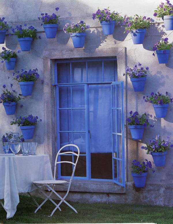 belle-déco-jardin-pots-fleurs-bleus-fleurs idées de décoration de jardin