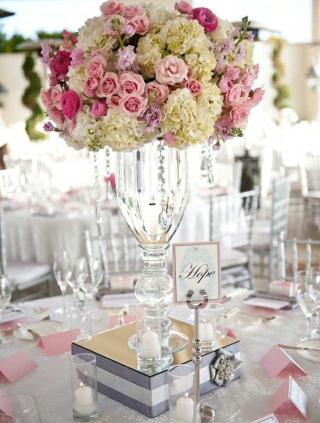 belle-déco-florale-de-table-bouquet-forme-ronde-vase-cristal