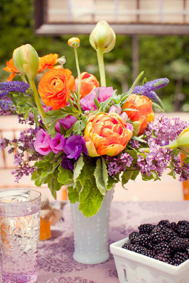belle-déco-florale-de-table-bouquet-pivoine-orange-lilas