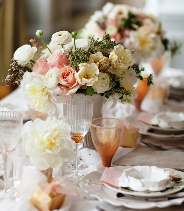 belle-déco-florale-de-table-bouquet-pivoines-blanches