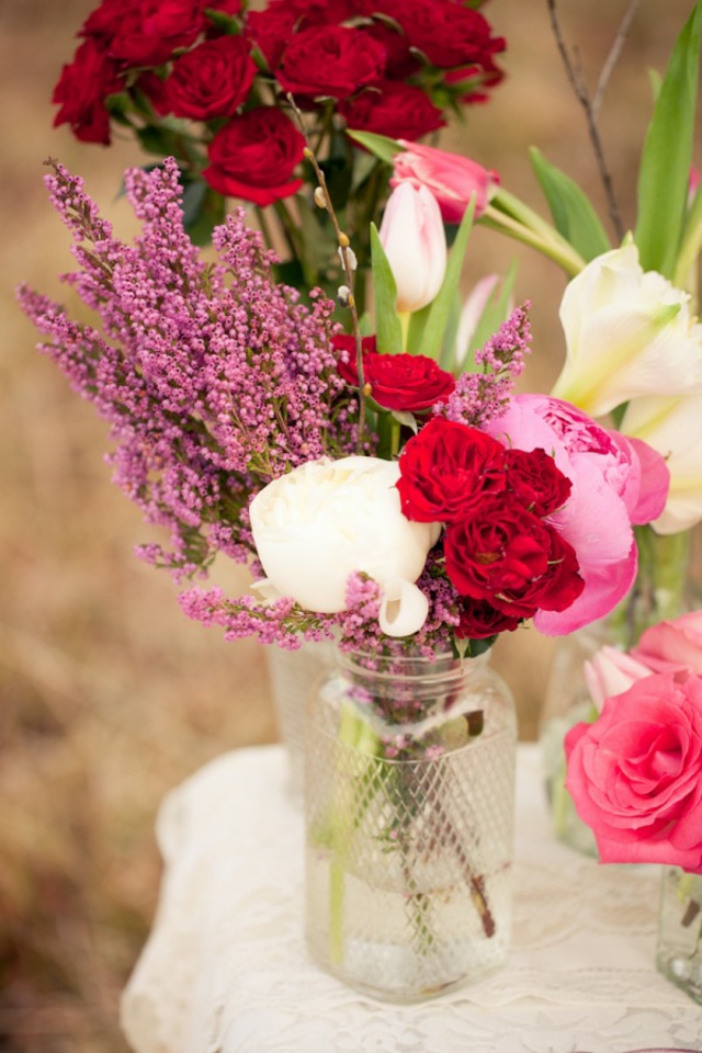 belle-déco-florale-de-table-bouquet-roses-pivoines-bocal