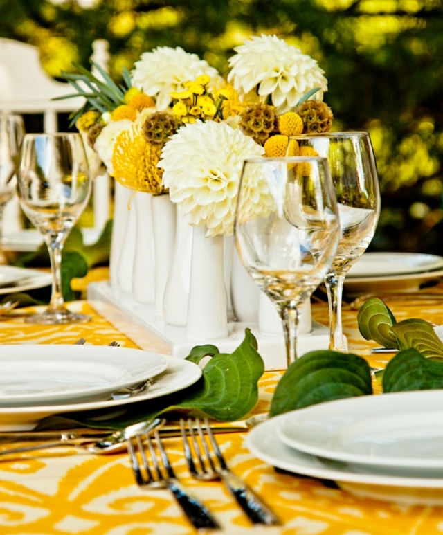 belle-déco-florale-de-table-couleur-jaune-petit-vase-porcelainee