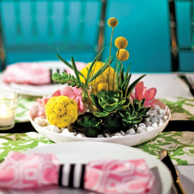 belle-déco-florale-de-table-couleur-jaune-vert-petits-galets