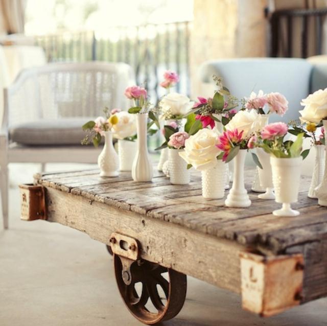 belle-déco-florale-de-table-vases-porcelaine-étagères-palettes-de-bois