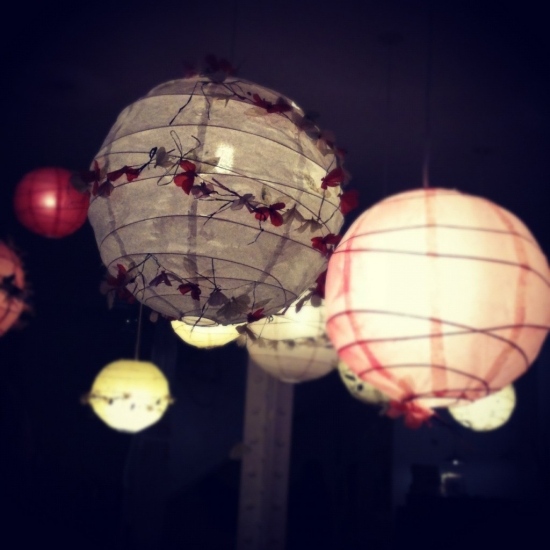 boules-chinoises-papier-déco-papillons-rouges-romantique