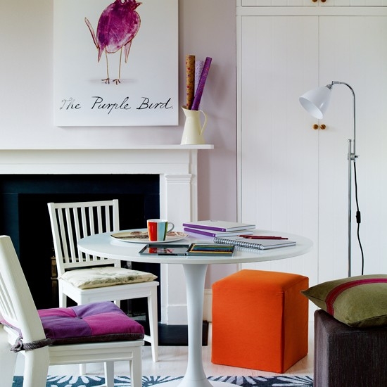 bureau-domicile-mobilier-table-blanche-chaises-peinture