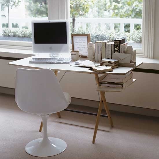 bureau-domicile-mobilier-table-bois-chaise-plastique Mobilier de bureau
