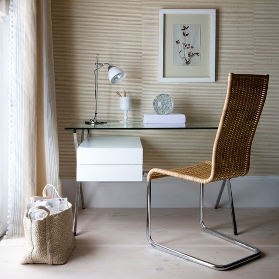 bureau-domicile-mobilier-table-verre-chaise-confortable