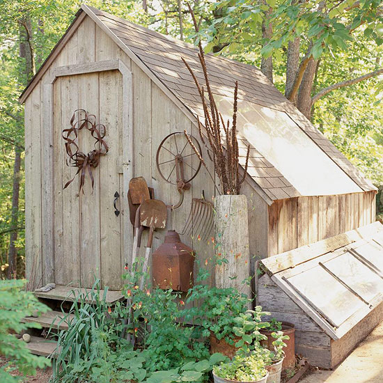 cabane-jardin-bois-toit-sous-pente-mini-serre-vitré