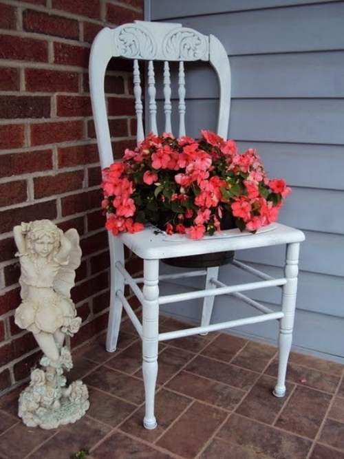 chaise-décorative-peint-blanc-pot-fleurs Idées déco de jardin