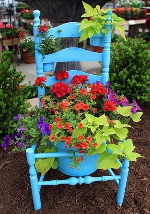 chaise-décorative-peinte-bleu-pot-fleur