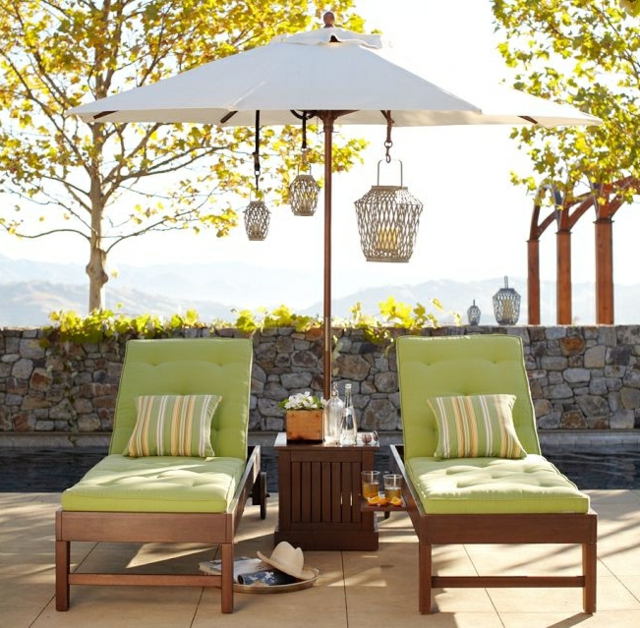 chaise-longue-moderne-bois-parasol chaise longue dans le jardin