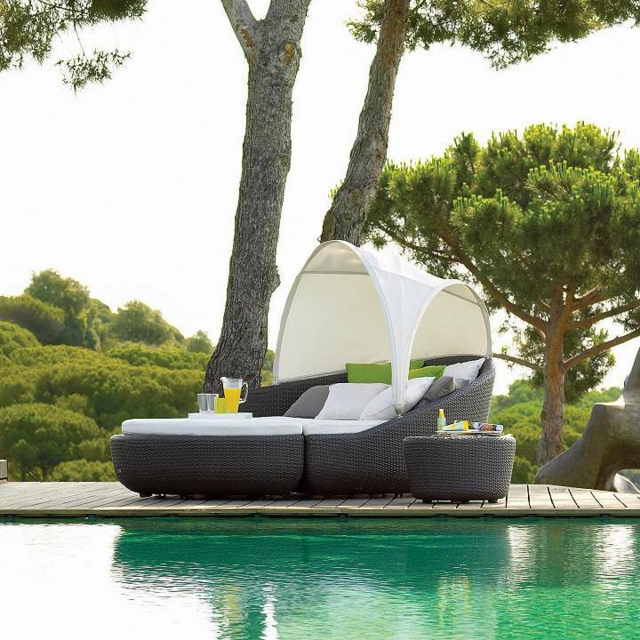 chaise-longue-modulaire-piscine-pare-soleil-résine-tressée-noire