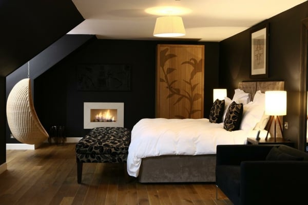 chambre à coucher moderne mur-brun-plafond-blanc