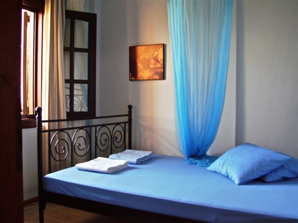 chambre-à-coucher-moderne-rideau-literie-bleu