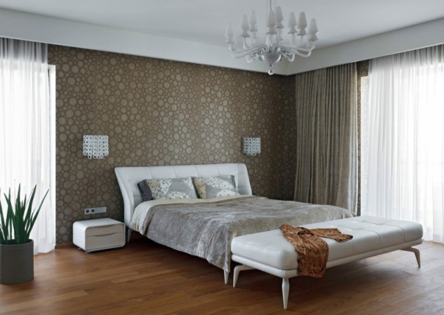 chambre-coucher-adulte-luxe-lit-banquette-blanche-neutres-mur-papier-peint