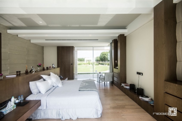 chambre-coucher-baie-coulissante-claire-plafond-suspendu-rangements-bois
