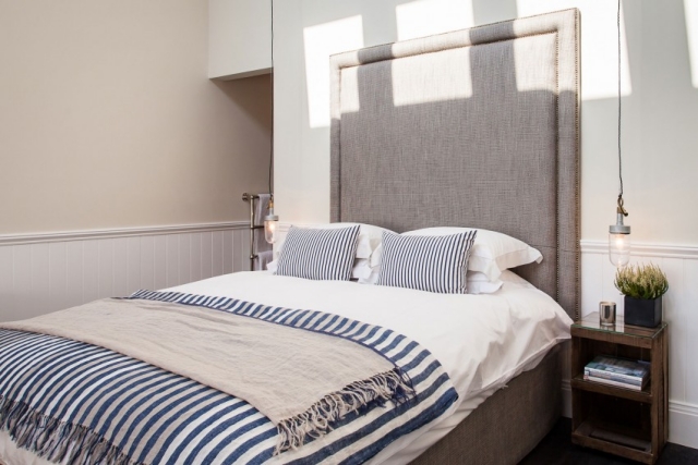 chambre-coucher-blanc-bleu-gris-tête-lit-rembourrée-surdimensionnée