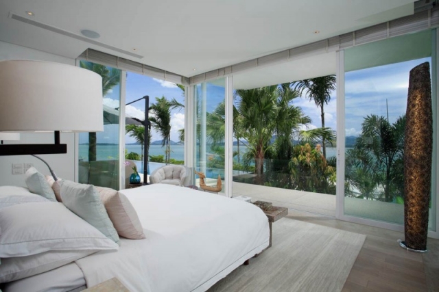 chambre-coucher-blanche-baie-coulissante-balcon-plage-palmiers