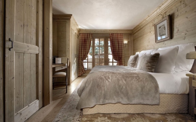 chambre-coucher-chalet-moderne-revêtement-bois-clair-murs-couleurs-claires