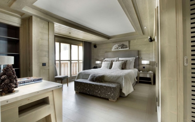 chambre-coucher-chalet-ultramoderne-banquette-lit-revêtement-bois-clair-murs