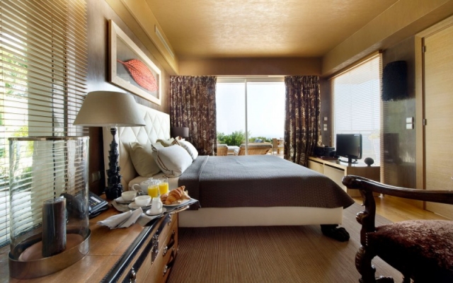 chambre-coucher-chaleureuse-porte-fenêtre-coulissante-sol-plafond-