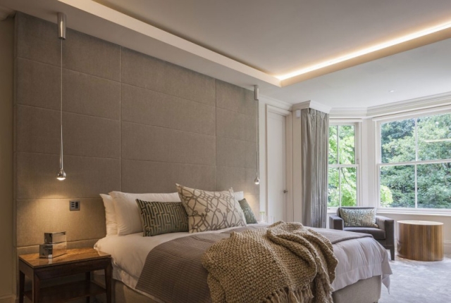 chambre-coucher-couleurs-claires-éclairage-LED-plafond-corniche-lumineuse