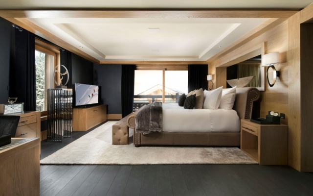chambre-coucher-design-baie-coulissante-bout-lit-plafond-corniche-lumineuse