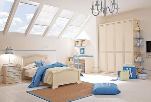 chambre-coucher-enfant-combles-fenetres-pente-bleu-blanc-garçon