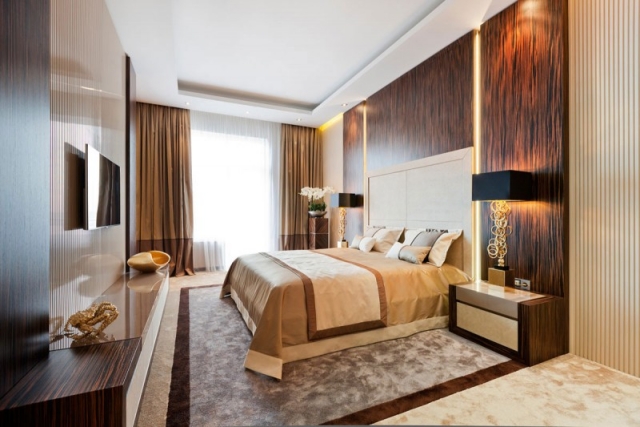 chambre-coucher-luxe-atmosphère-chaleureuse-bois-foncé-beige-ivoire