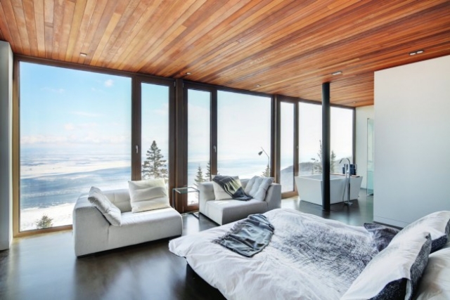 chambre-coucher-luxe-baie-coulissante-panorame-revêtement-plafond-bois