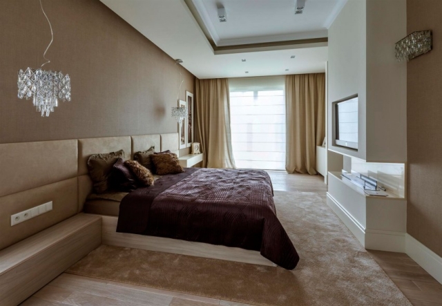 chambre-coucher-luxe-beige-plafond-corniche-lumineuse-éclairage-mixte
