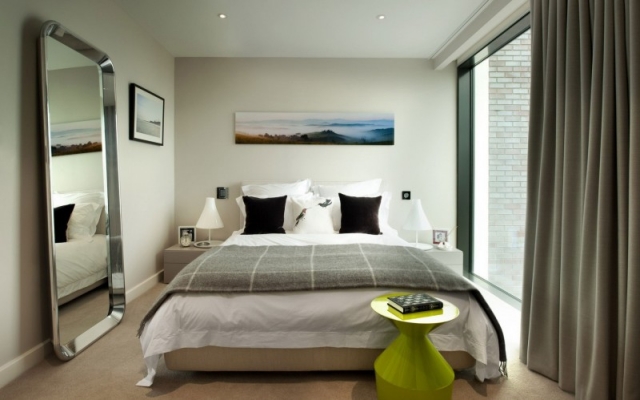 chambre à coucher de luxe gris-blanc-beige-grand-miroir-accent-table-verte