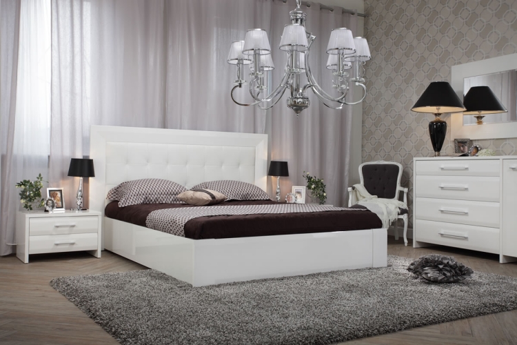 chambre-coucher-luxe-lit-bas-blanc-lustre-romeo-tapis