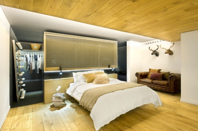 chambre-coucher-luxe-lit-flottant-moderne-lambris-plafond-correspondant-sol
