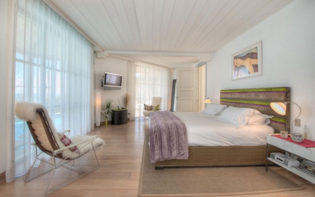 chambre à coucher de luxe moderne-couleurs-claires-lambris-plafond-blanc