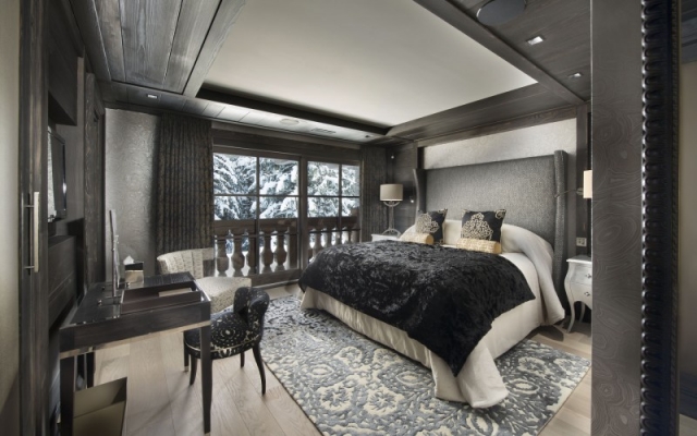 chambre-coucher-luxe-moderne-graphique-lambris-plafond-partiel-bois-noir