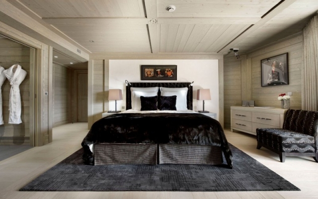 chambre-coucher-luxe-moderne-lambris-murs-plafond-bois-clair-tapisserie-foncée