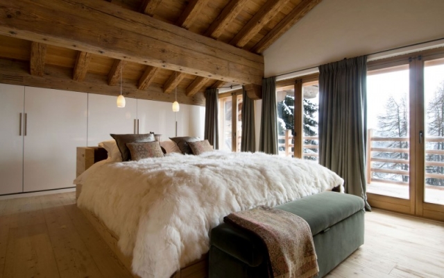 chambre-coucher-luxe-style-chalet-couleurs-neutres-banquette-lit-rangement