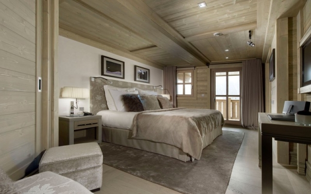 chambre-coucher-luxe-style-chalet-moderne-couleurs-neutres-bois-lignes-droites